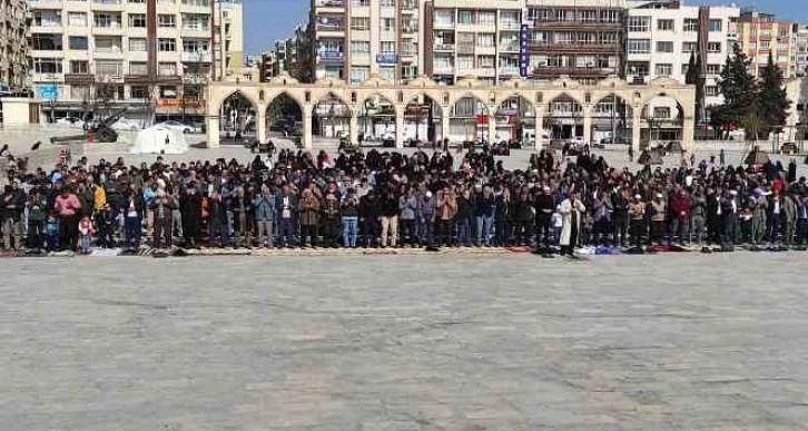 Depremde vefat edenler için Şanlıurfa’da gıyabi cenaze namazı kılındı