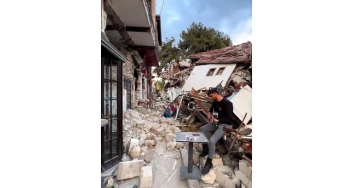 Depremde yerle bir olan eski Antakya sokaklarında "Hatıran Yeter" şarkısını söyledi