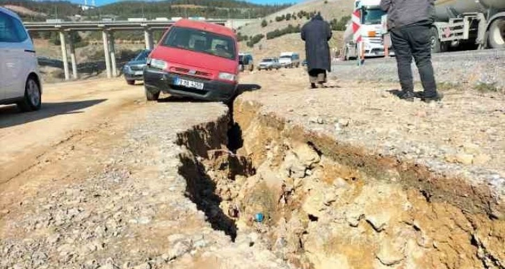 Depremde yol yarıldı, ticari araç içine düştü