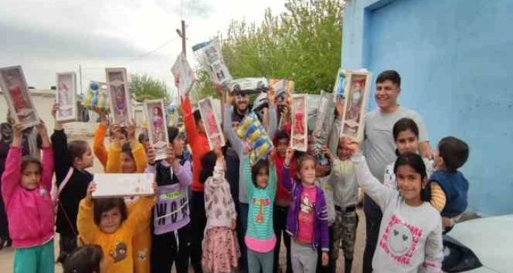 Depremden etkilenen çocuklara oyuncak dağıtıldı