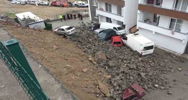 Depremden etkilenmeyen istinat duvarı yağmurda çöktü, araçlar hurdaya döndü