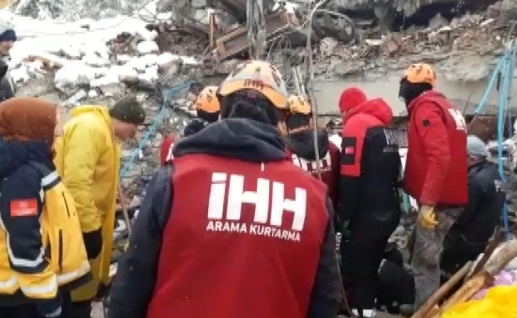 Depremden onlarca saat sonra enkazdan sağ çıkarıldı
