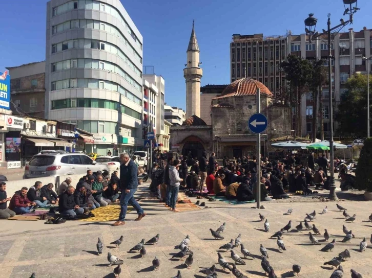 Depremden sonra boşalan Adana’da Cuma Namazı yolda kılındı
