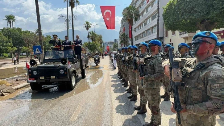 Depremden sonra sık sık deniz suyunun bastığı İskenderun’da bayram ilginç görüntülere sahne oldu
