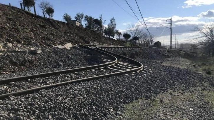 Depremden sonra tren rayları yamuldu