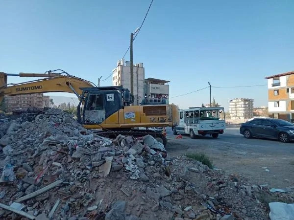 Depremin 215'inci gününde temel kazısında enkazdan ceset çıktı