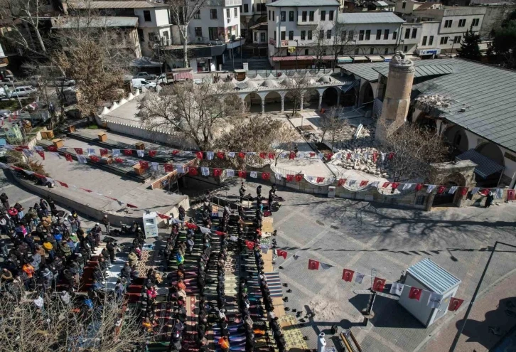 Depremin ardından 2. cumada gıyabi cenaze namazı kılındı
