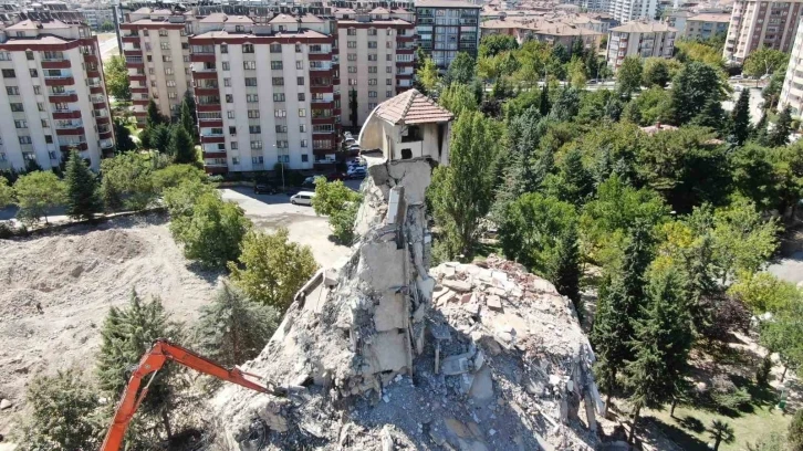 Depremin en dikkat çeken görüntüsü Elazığ’dan: 8 katlı bina yıkıldı, çatısı tek kolon üzerinde kaldı
