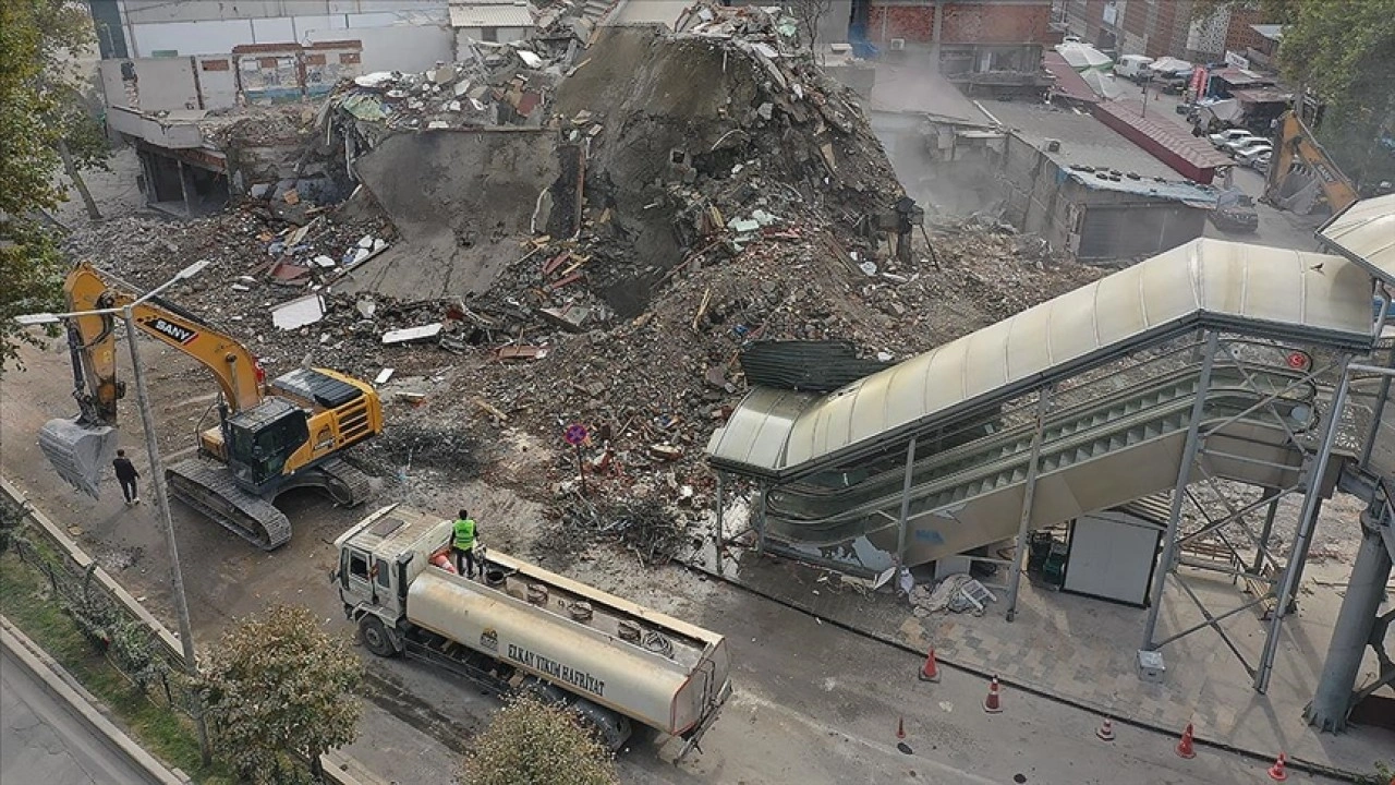 Depremin merkez üssü Kahramanmaraş'ta hasarlı binalar yıkılıyor