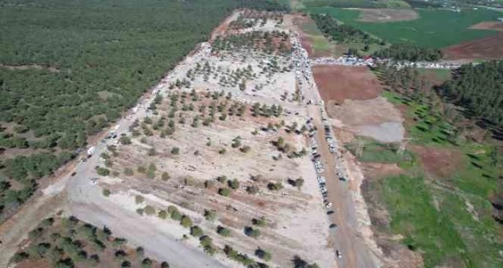 Depremin merkez üssünde mezarlıklarda duygu dolu bayram ziyareti