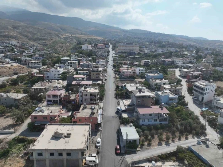 Depremin tahrip ettiği yollar asfaltlanıyor
