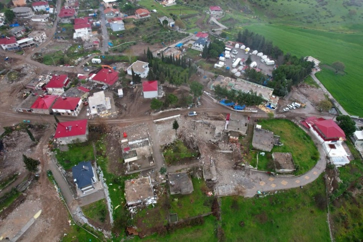 Depremin vurduğu köyde 94 ev çöktü, 17 kişi öldü