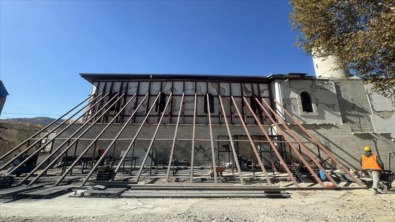 Depremlerde hasar gören ata yadigarı Yeşilyurt Camii Kebir ayağa kaldırılıyor