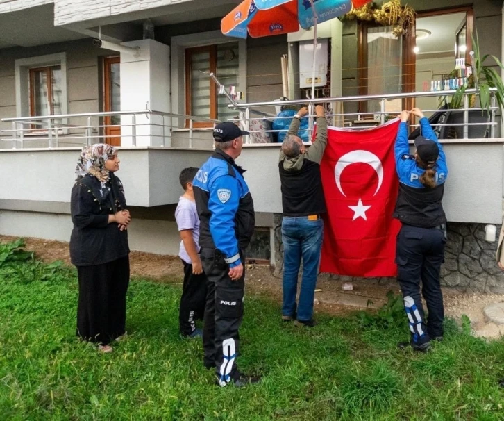 Depremzede aile istedi polisler yerine getirdi
