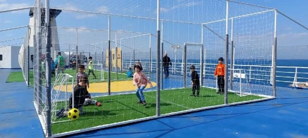 Depremzede çocuklar barındıkları gemide futbol oynadı