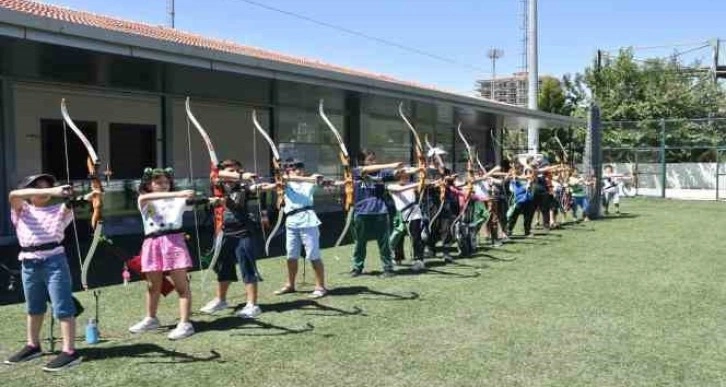 Depremzede çocuklar depremin izlerini sporla siliyor