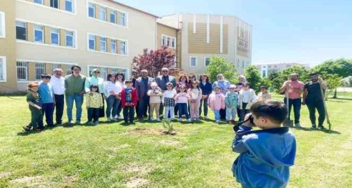 Depremzede çocuklar film izleyip fidan dikti