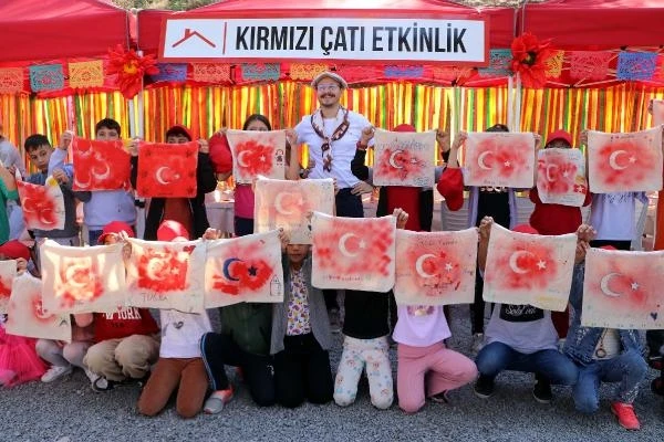 Depremzede çocuklar ‘Kırmızı Çatı’ projesiyle Cumhuriyetin 100’üncü yılını kutladı