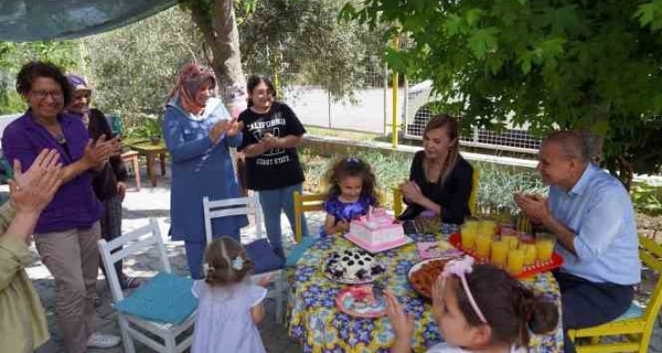 Depremzede Elif’e sürpriz doğum günü