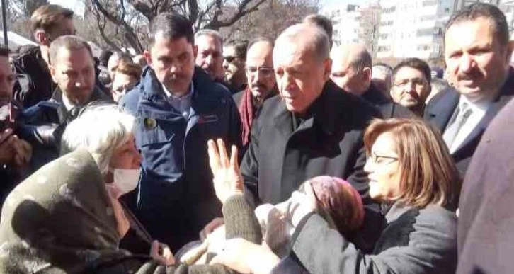 Depremzede kadın Cumhurbaşkanı Erdoğan'a sarılarak ağladı