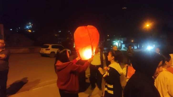Depremzede kadınlar, 100 dilek feneri uçurdu
