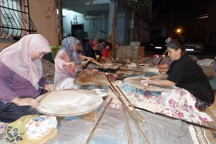 Depremzede kadınlar bayram için imece usulü yufka ekmek pişirdi