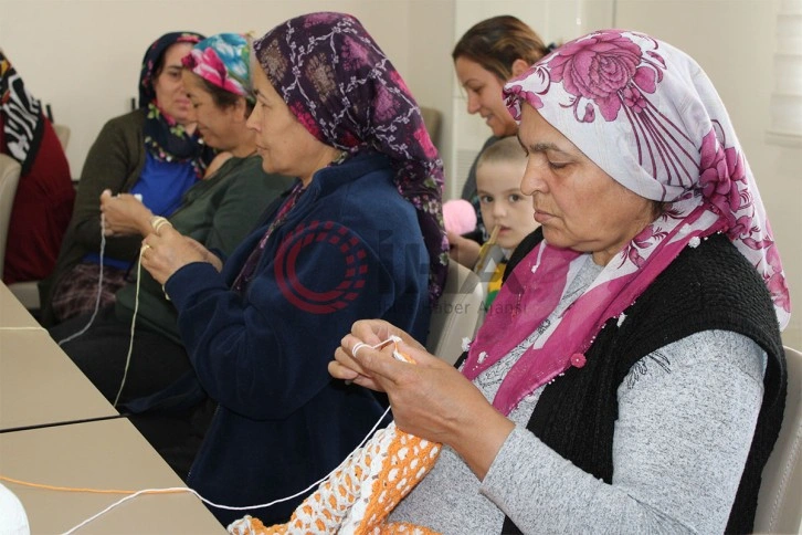 Depremzede kadınlar örgü örerek stres atıyor