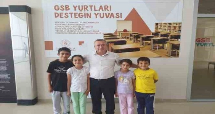 Depremzede minikler kaldıkları yurdun müdürü ile bayramlaştı