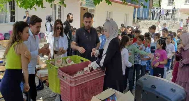 Depremzede öğrencilere öğretmenler moral oldu