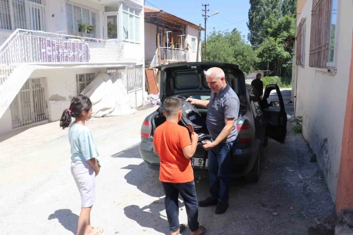 Depremzede öğrencilere okul çantası hediyesi
