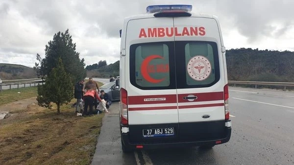 Depremzede yakınlarına giderken kaza yapan aileye Kastamonu UMKE ekibi müdahale etti
