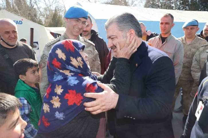 Depremzede yaşlı kadın Bakan Koca’nın boynuna sarılıp teşekkür etti
