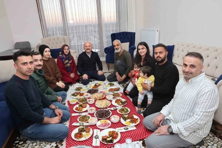 Depremzedeler iftarlarını yeni yuvalarında açtı
