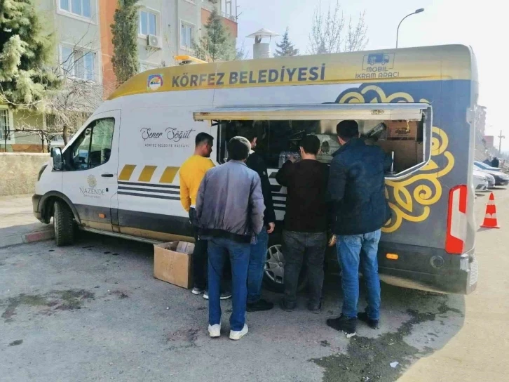 Depremzedelere her gün çorba ve çay ikram ediliyor
