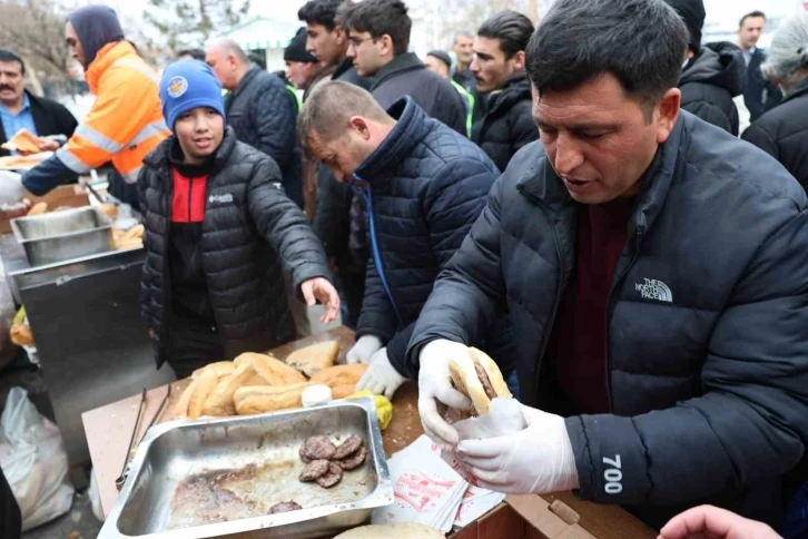 Depremzedelere Sivas köftesi ikram ettiler
