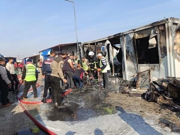 Depremzedeleri korkutan yangın, konteynerler alevlere teslim oldu
