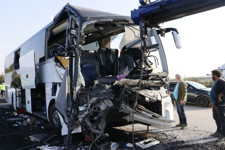 Depremzedeleri taşıyan otobüs kaza yaptı: 2 ölü, 6 yaralı