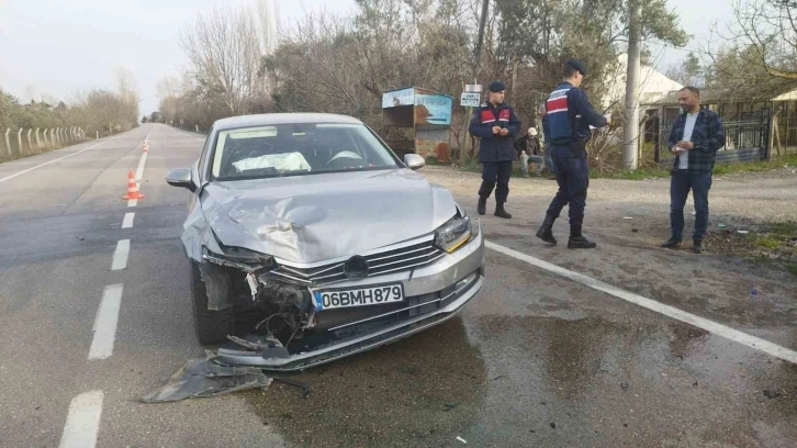 Depremzedelerin bulunduğu araç otomobille çarpıştı: 4 yaralı
