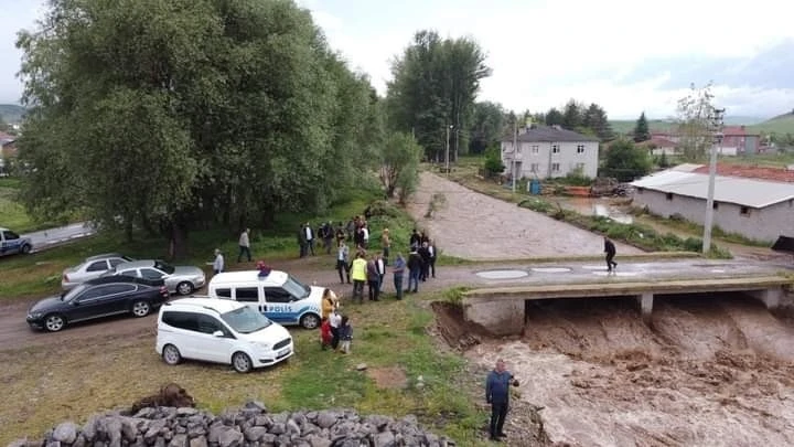 Dere taştı, ev ve ahırları sel suları bastı
