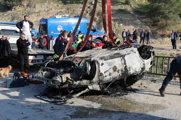 Dere yatağına düşen otomobil alev aldı: 1 ölü
