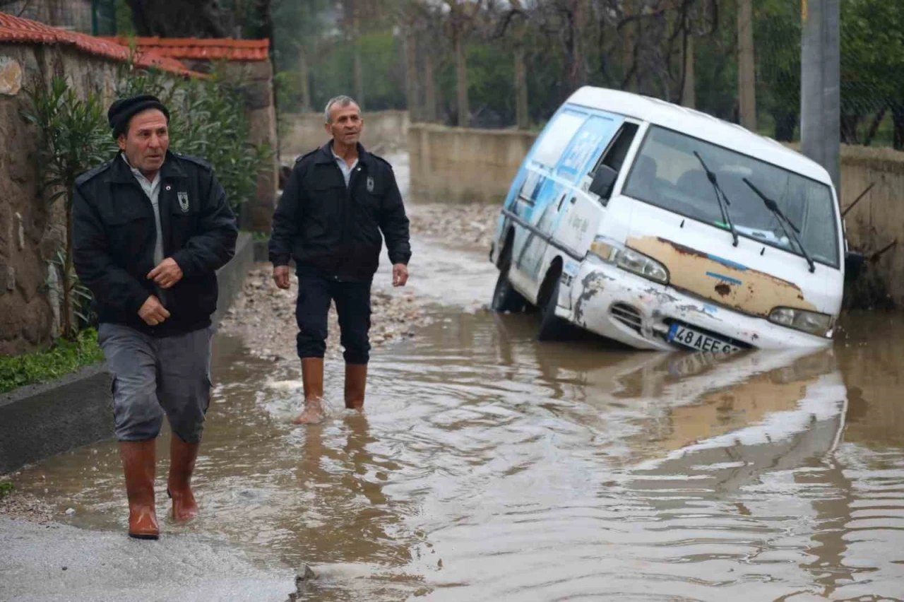 Dere yatağında mahsur kalan iki araç belediye ekipleri tarafından kurtarıldı
