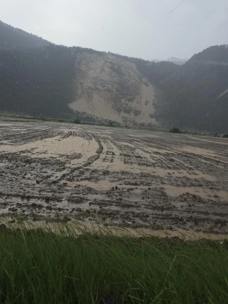 Derebucuk’ta ekili araziler sular altında kaldı
