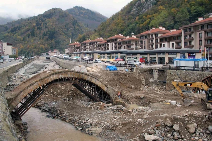 Dereli’de 2 yıl önce yaşanan selde zarar gören tarihi kemer köprünün onarımına başlandı
