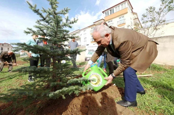 Derince’de fidanlar toprakla buluşturuldu
