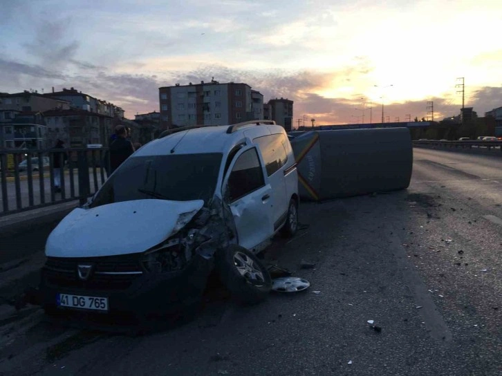 Derince'de Patates Yüklü Kamyonet Devrildi: 2 Yaralı