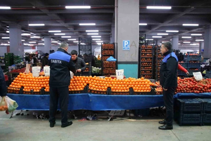 Derince’de pazarlar denetleniyor
