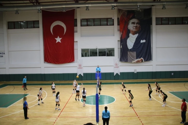 Derincespor Kulübü, Küçük Kızlar Voleybol Ligi’nde ilk müsabakasına çıktı
