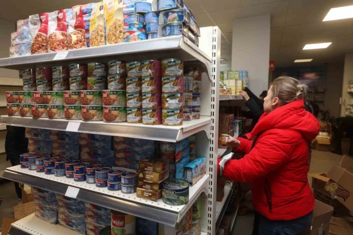 Derman Market şimdi de depremzedelerin yaralarını sarıyor
