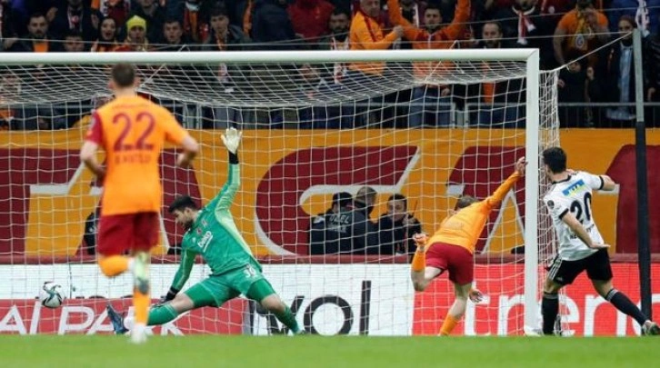 Dev derbi nefes kesti! Galatasaray sahasında Beşiktaş'ı 2-1 mağlup etti