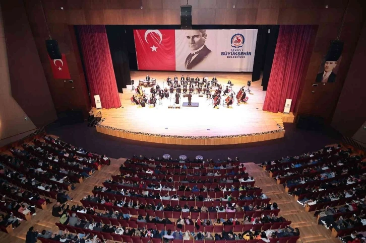 Dev orkestra Neşet Ertaş’ın türkülerini seslendirdi
